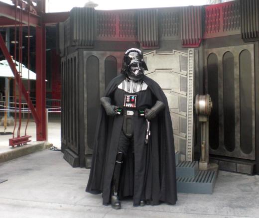 The best time to take a photo with Darth Vader is right after rope drop (park opening), around 7:30 am, when  there is no line. You can also try around the parade time  (11:00 am) or later in the afternoon.